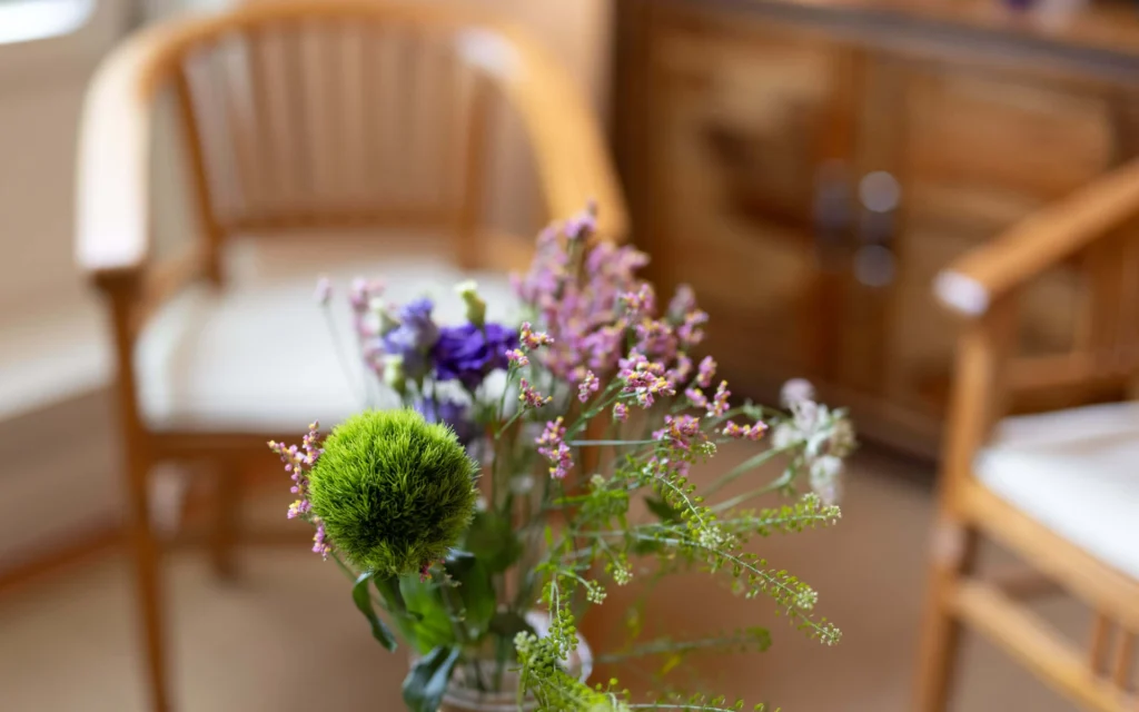 Detailaufnahme eines Blumenstraußes im Coachingraum eines systemischen Coaches in Hamburg
