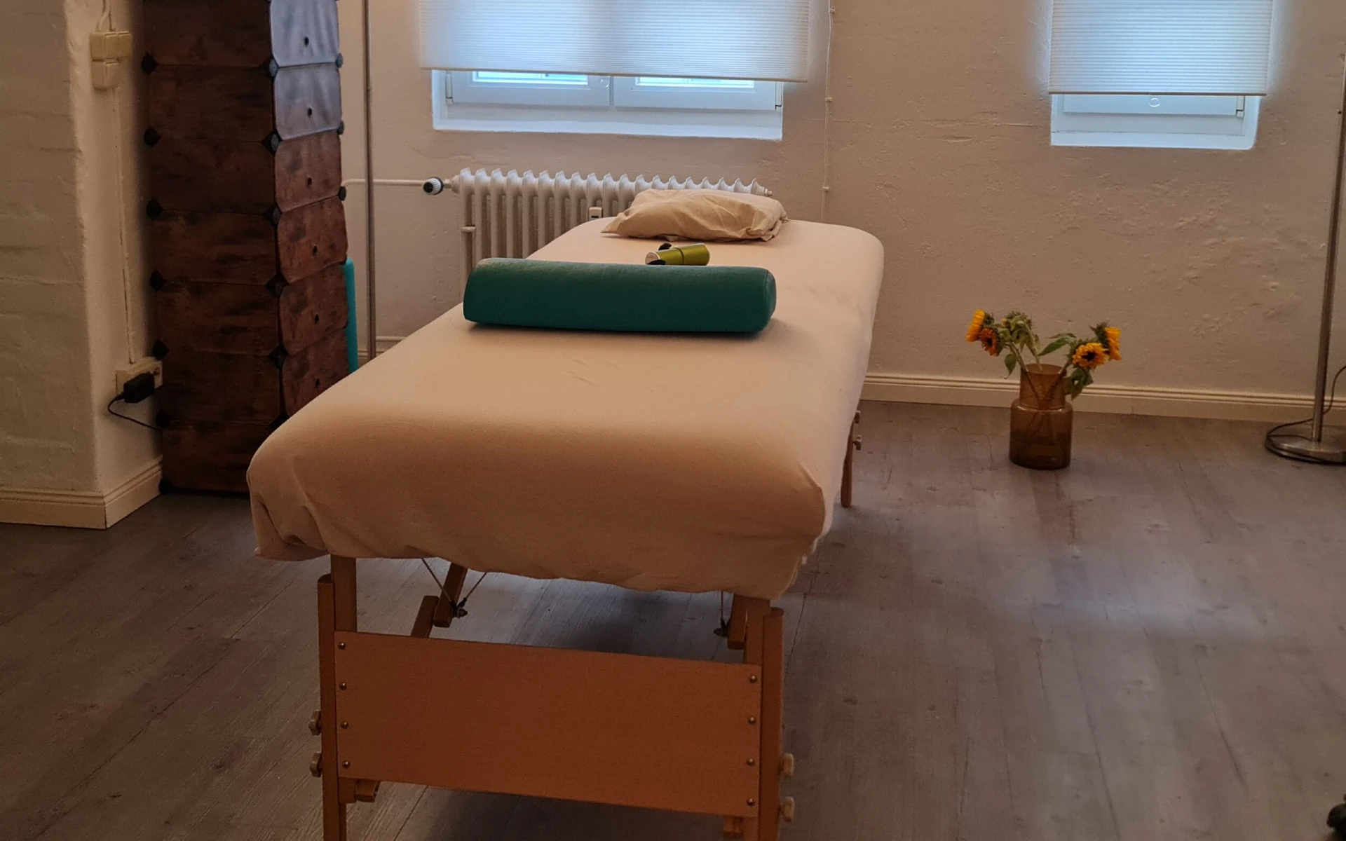 Heller Behandlungsraum für Physiotherapie in Hamburg mit Massageliege und entspannter Atmosphäre - Andreas Deutsch