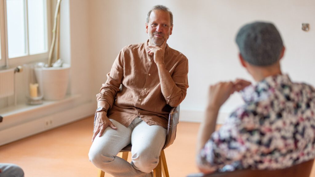 Zwei Männer im Gespräch während einer Sitzung zum systemischen Coaching in Hamburg - Andreas Deutsch